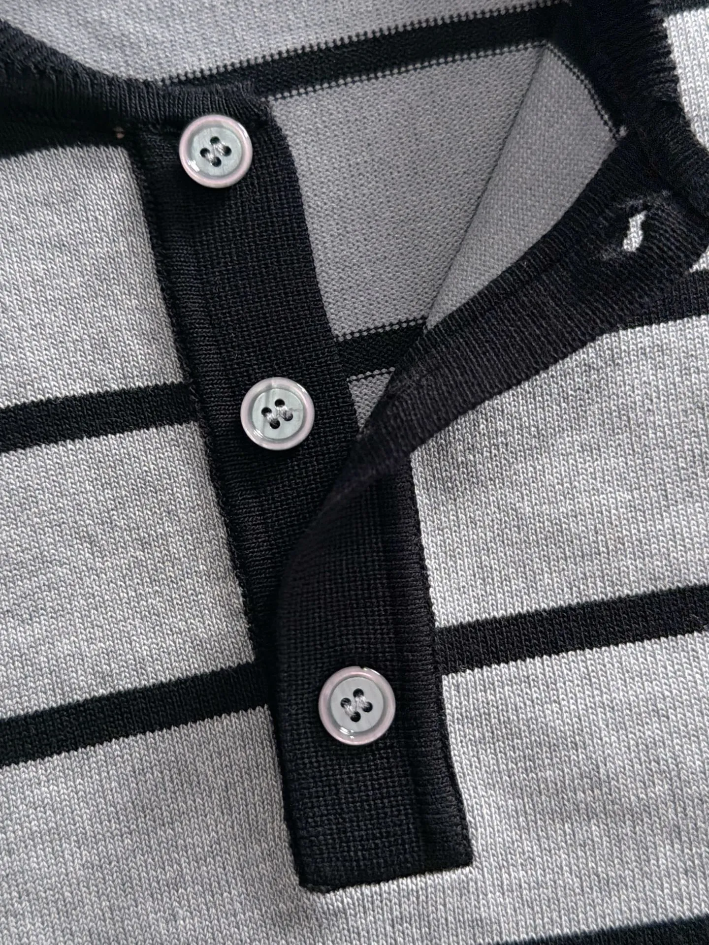 LP high quality Loro Piana 26ss New Arrival men's short-sleeved knitted T-shirt. Made of combed cotton yarn knitted cotton fabric, no pressure when entering and exiting the counter. Exclusive control of raw materials. It feels substantial when weighed, and the upper body is more textured than ordinary T-shirts. This texture can handle the weather easily and is suitable for both hot and cold! Loose fit design, looks noble. The only correct version is available Size: M to 4XL